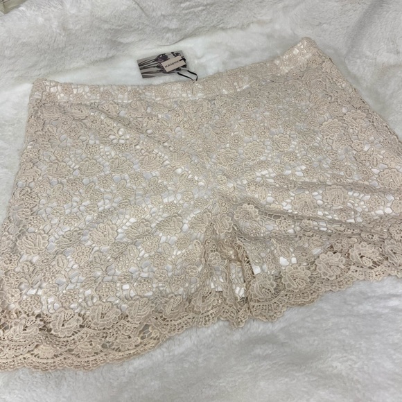 NWT! Alice & YOU lace flowers slip on cream shorts - Picture 7 of 9
